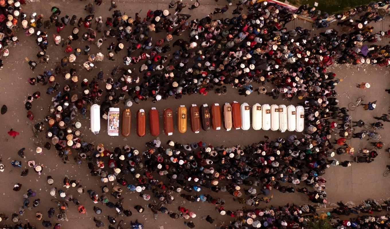 Invånare samlades i tisdags för en vaka för människor som dödats under oroligheterna i staden Juliaca i provinsen Puno. Foto: Jose Sotomayor/AP/TT