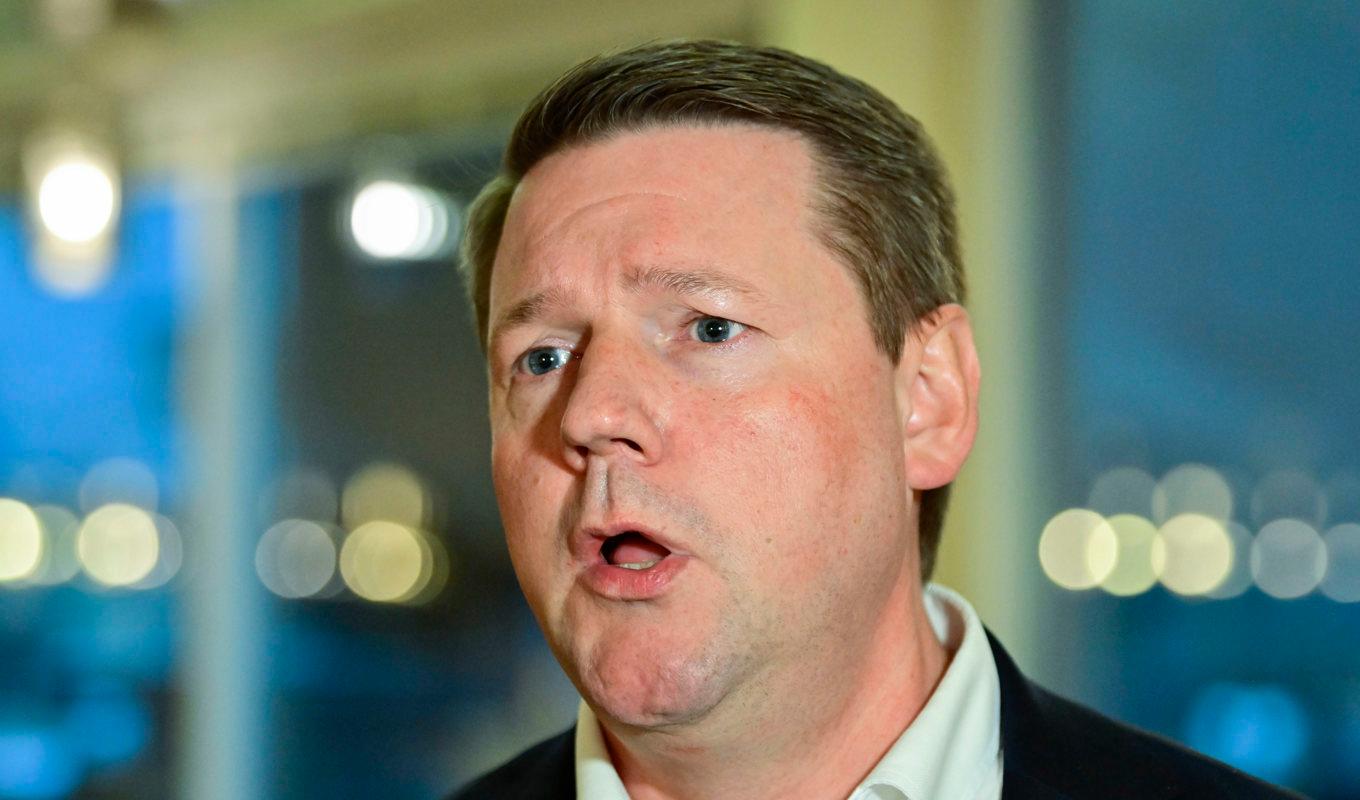 Socialdemokraternas partisekreterare Tobias Baudin begär att regeringen tar kampen, tillsammans med Danmark, mot EU:s nya direktiv om minimilöner. Arkivbild. Foto: Jonas Ekströmer/TT