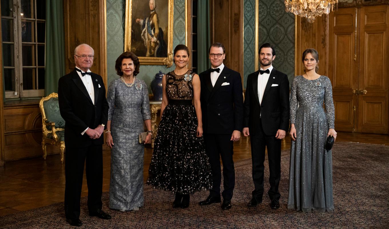 Kung Carl XVI Gustaf, drottning Silvia, kronprinsessan Victoria, prins Daniel, prins Carl Philip och prinsessan Sofia tar emot gäster till Sverigemiddagen på Stockholms slott. Foto: Pontus Lundahl/TT