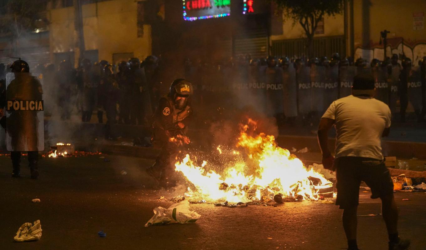 Protesterna mot president Dina Boluarte i Peru fortsätter, här i huvudstaden Lima, till förmån för hennes företrädare, den avsatte presidenten Pedro Castillo. Foto: Guadalupe Pardo/AP/TT