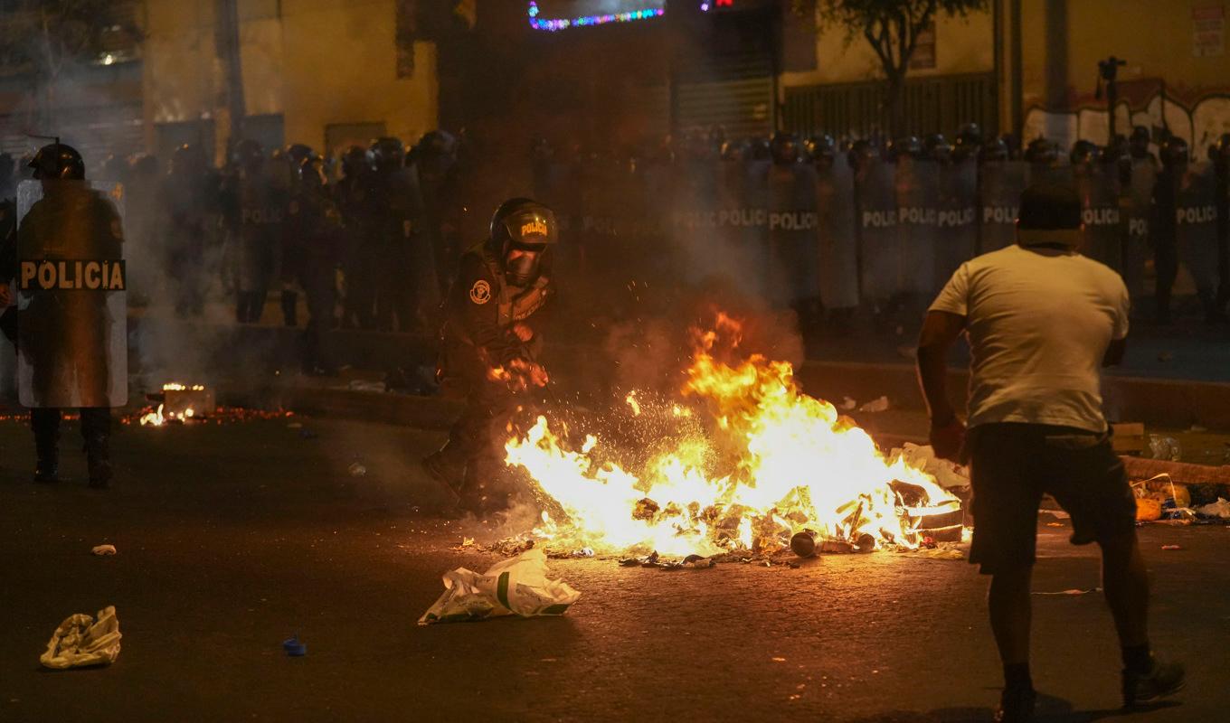 Protesterna mot president Dina Boluarte i Peru fortsätter, här i huvudstaden Lima, till förmån för hennes företrädare, den avsatte presidenten Pedro Castillo. Foto: Guadalupe Pardo/AP/TT