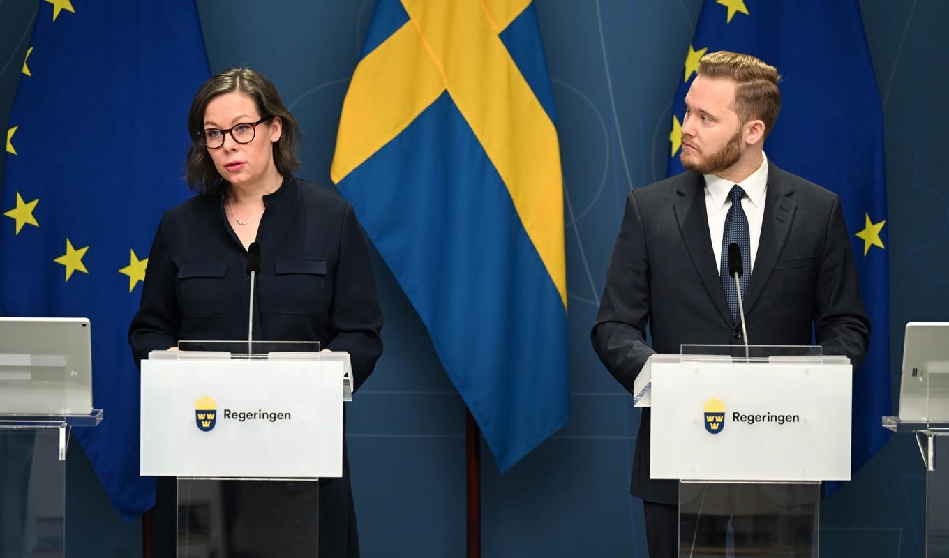 Migrationsminister Maria Malmer Stenergard (M) och Sverigedemokraternas gruppledare i riksdagen Henrik Vinge håller pressträff. Foto: Fredrik Sandberg/TT