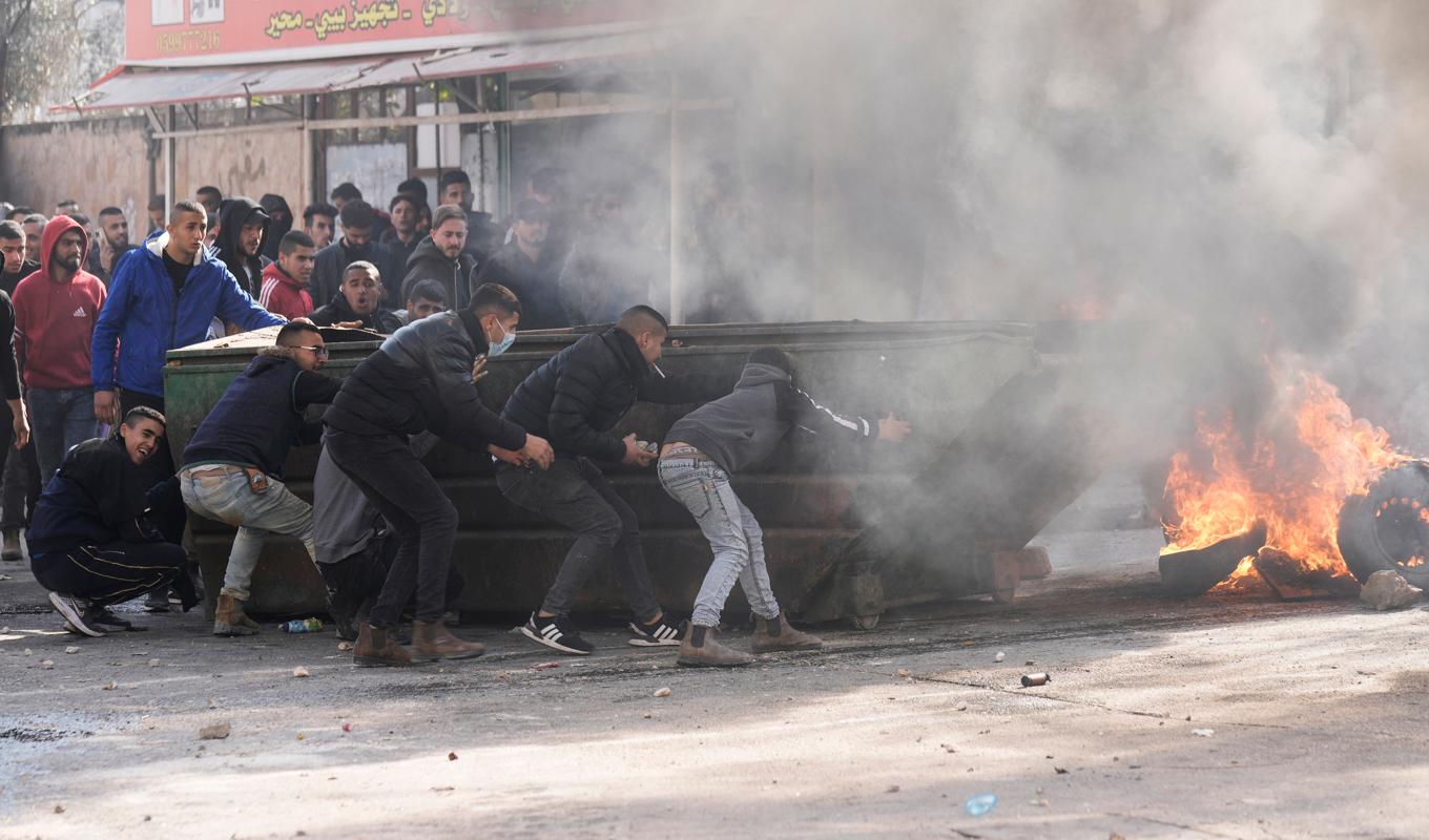 Våldsamheter i Jenin på Västbanken har krävt flera liv. På bilden drabbar palestinier samman med israelisk militär. Foto: Majdi Mohammed/AP/TT