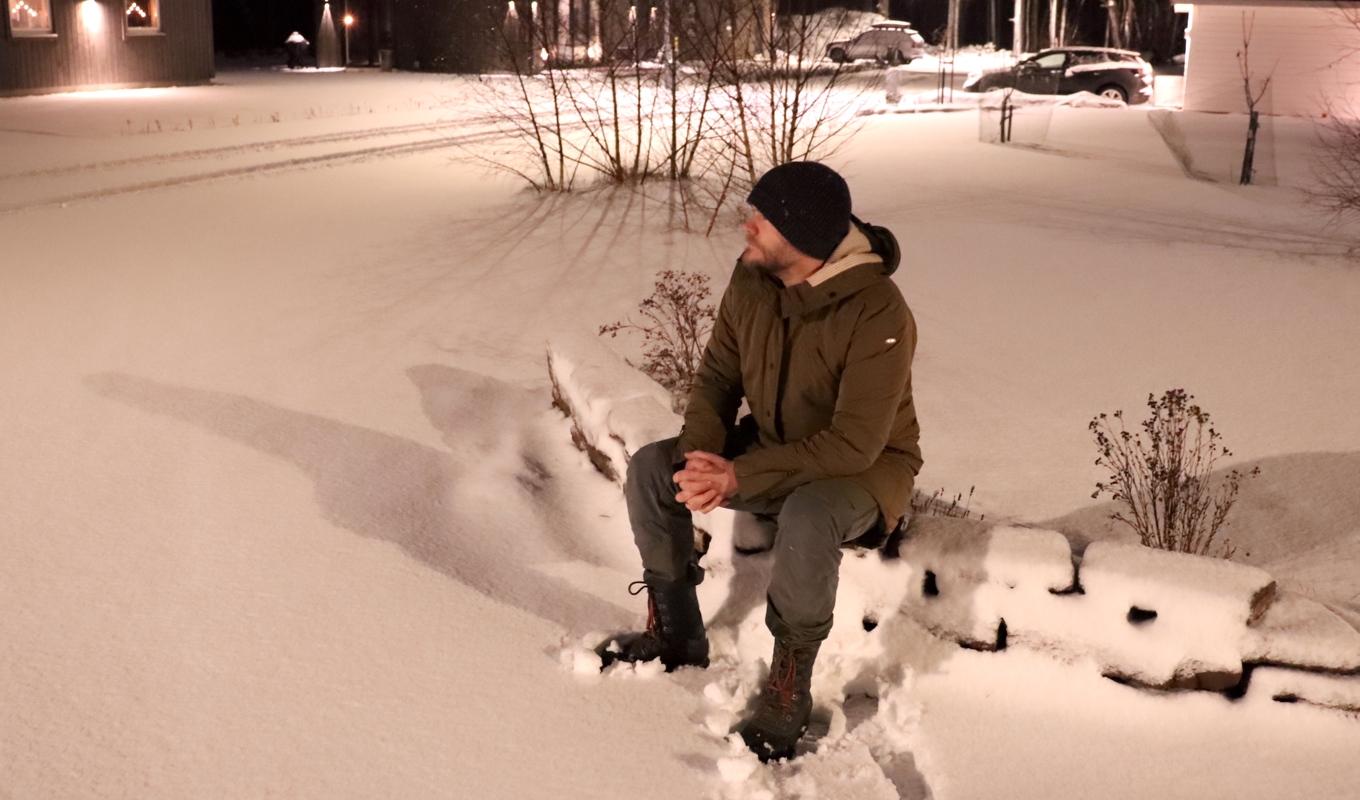 En fridfull kvällsstund på muren. Det är lätt att fly från tråkighet och långsamhet, men vad händer om vi i stället välkomnar den? Foto: Ida Fältander