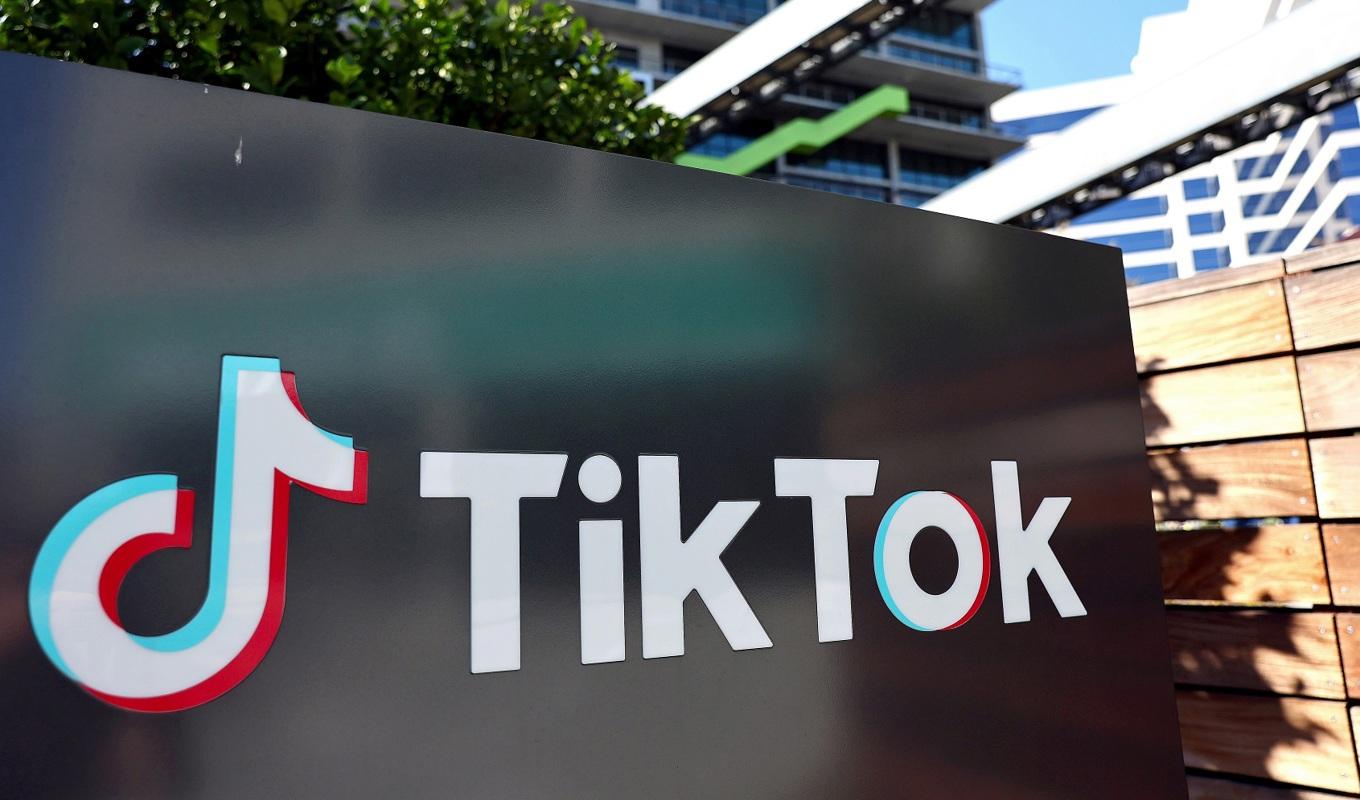 Tiktok har tilldelats böter av en fransk tillsynsmyndighet. På bilden syns bolagets logga i Culver City i Kalifornien. Foto: Mario Tama/Getty Images