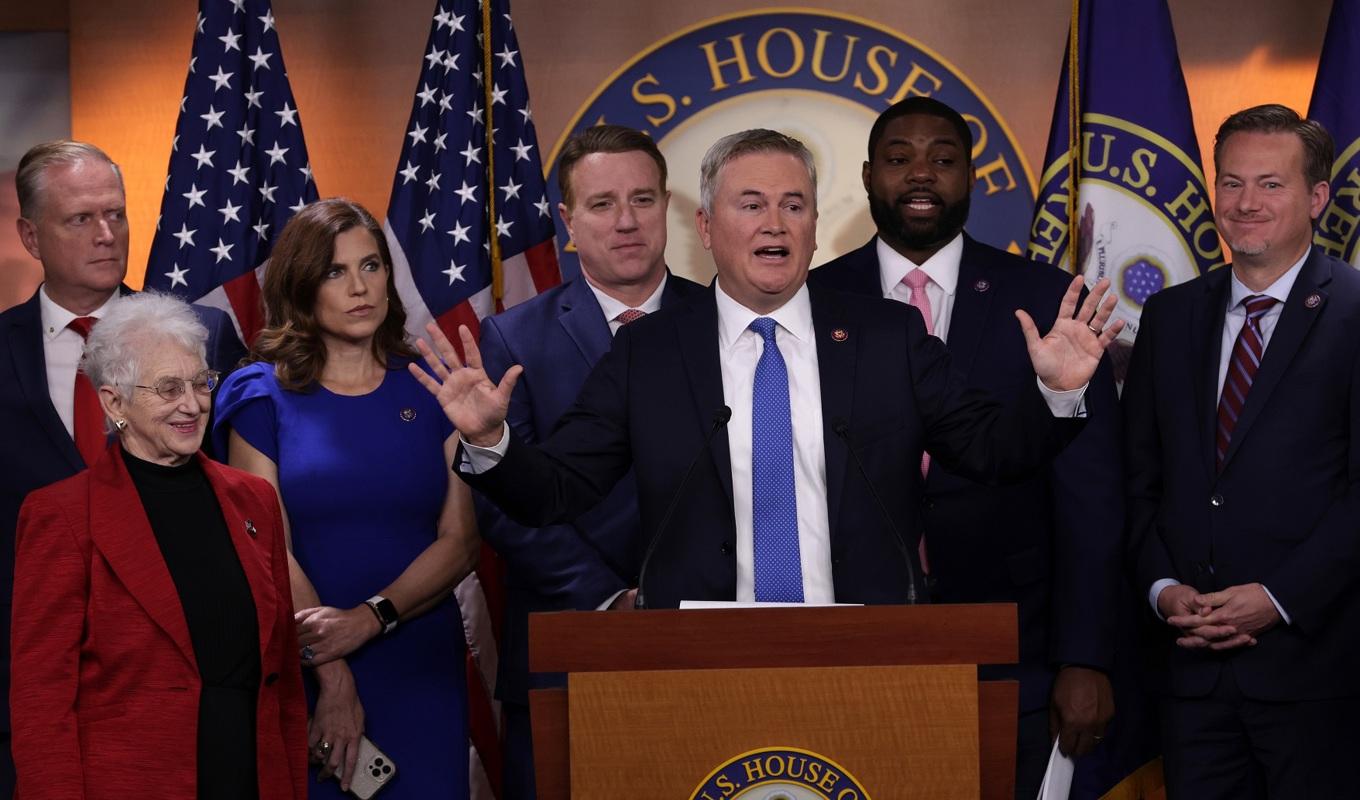 Den republikanske representantsledamaten James Comer talar tillsammans med andra republikaner under en presskonferens i Kapitolium i USA:s huvudstad Washington DC den 17 september 2022. Foto: Alex Wong/Getty Images