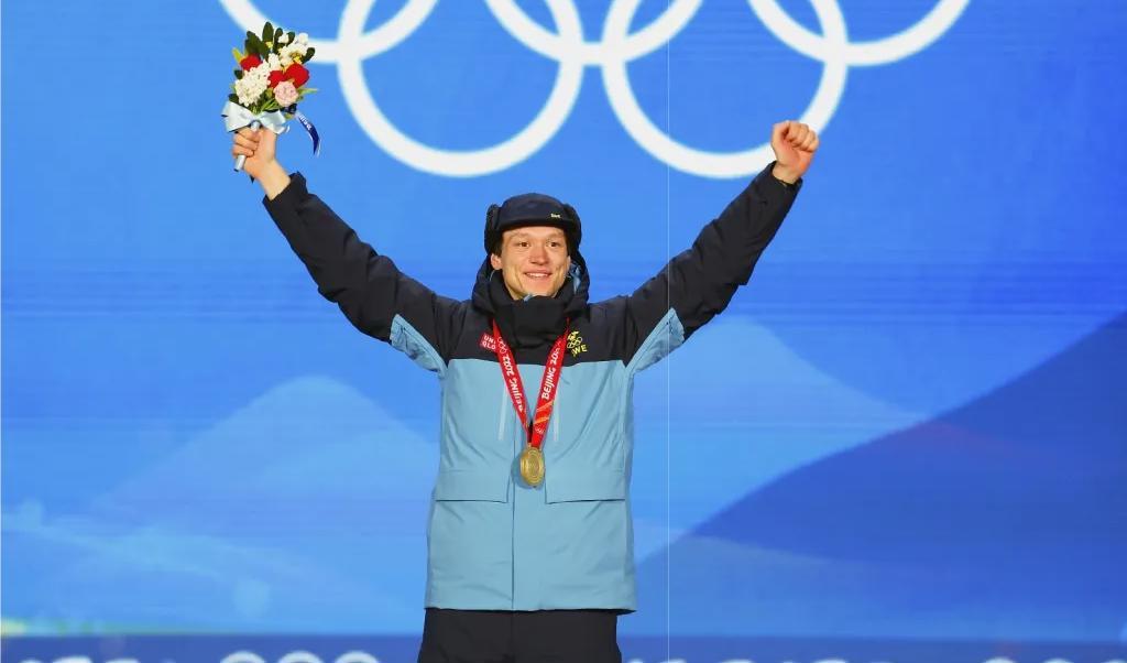 Nils van der Poel från Trollhättan med guldmedaljen efter prisutdelningen på 10 000 meter i vinter-OS i Kina.Foto: Christine Olsson/TT