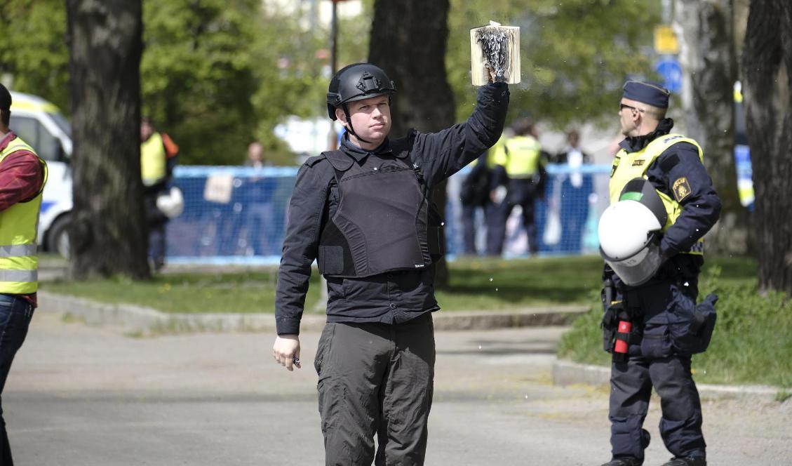 Den dansk-svenske politikern Rasmus Paludan bränner upp en koran i Uppsala den 14 maj. Foto: Marcus Strand