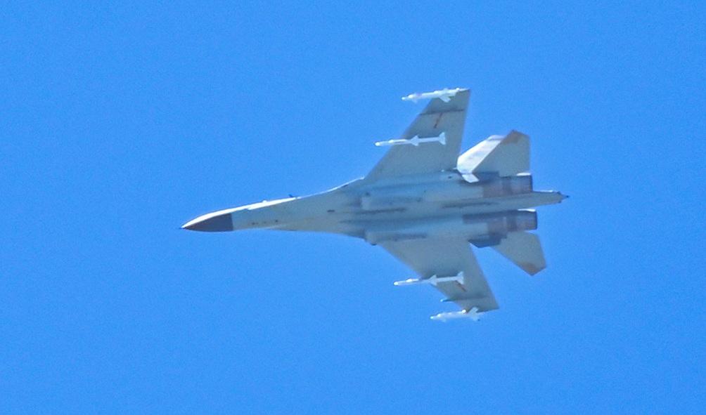 Ett kinesiskt stridsflygplan flyger över ön Pingtan, en av Kinas närmaste punkter från Taiwan, den 5 augusti 2022. Foto: Hector Retamal/AFP via Getty Images