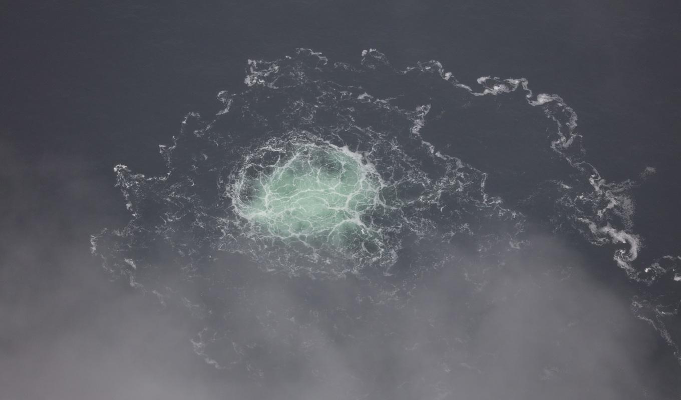 Gas läcker från Nord Stream 2 i Östersjön den 28 september 2022 efter en explosion. Foto: Svenska kustbevakning via Getty Images