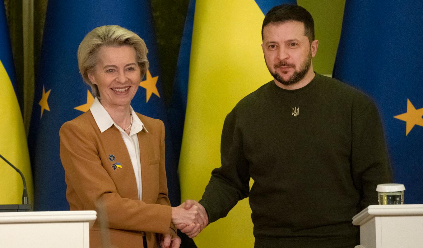 EU-kommissionens ordförande Ursula von der Leyen tillsammans med Ukrainas president Volodymyr Zelenskyj i Kiev på torsdagen. Foto: Efrem Lukatsky/AP/TT