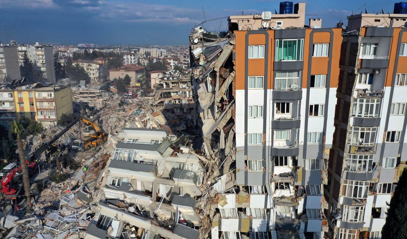Fler än 24|000 människor har bekräftats döda efter de kraftfulla jordskalven i södra Turkiet tidigare i veckan. Här är ett flerfamiljshus i turkiska Antakya som förstördes. Foto: Hussein Malla/AP/TT
