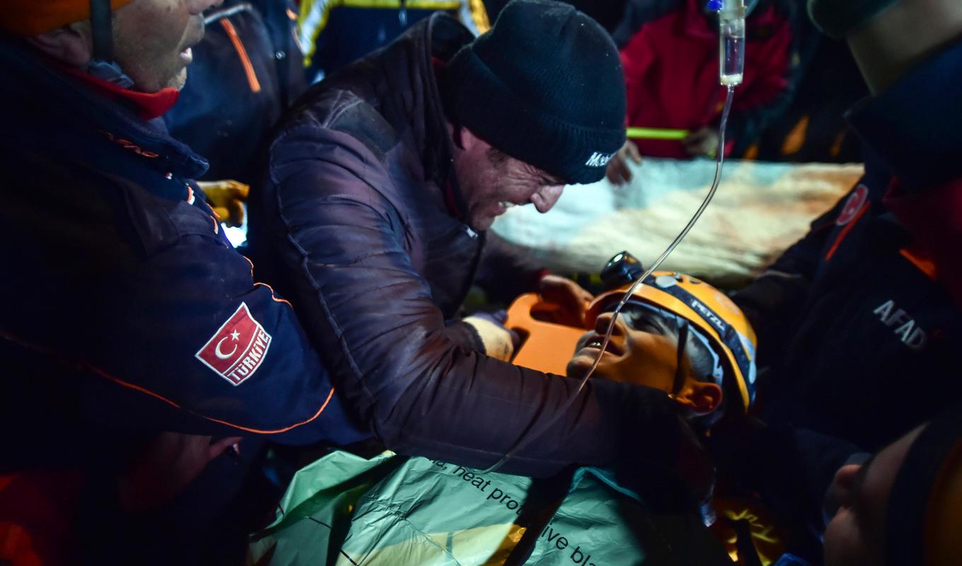 Räddningsarbetare bär Kamil Can Agdas till ambulansen efter att ha grävt fram honom i Kahramanmaras, södra Turkiet. Foto: Ismail Coskun/IHA/AP/TT