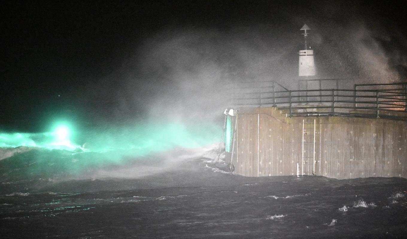 Vågor och högt vatten piskar fyren i Västra hamnen i Malmö. Foto: Johan Nilsson/TT