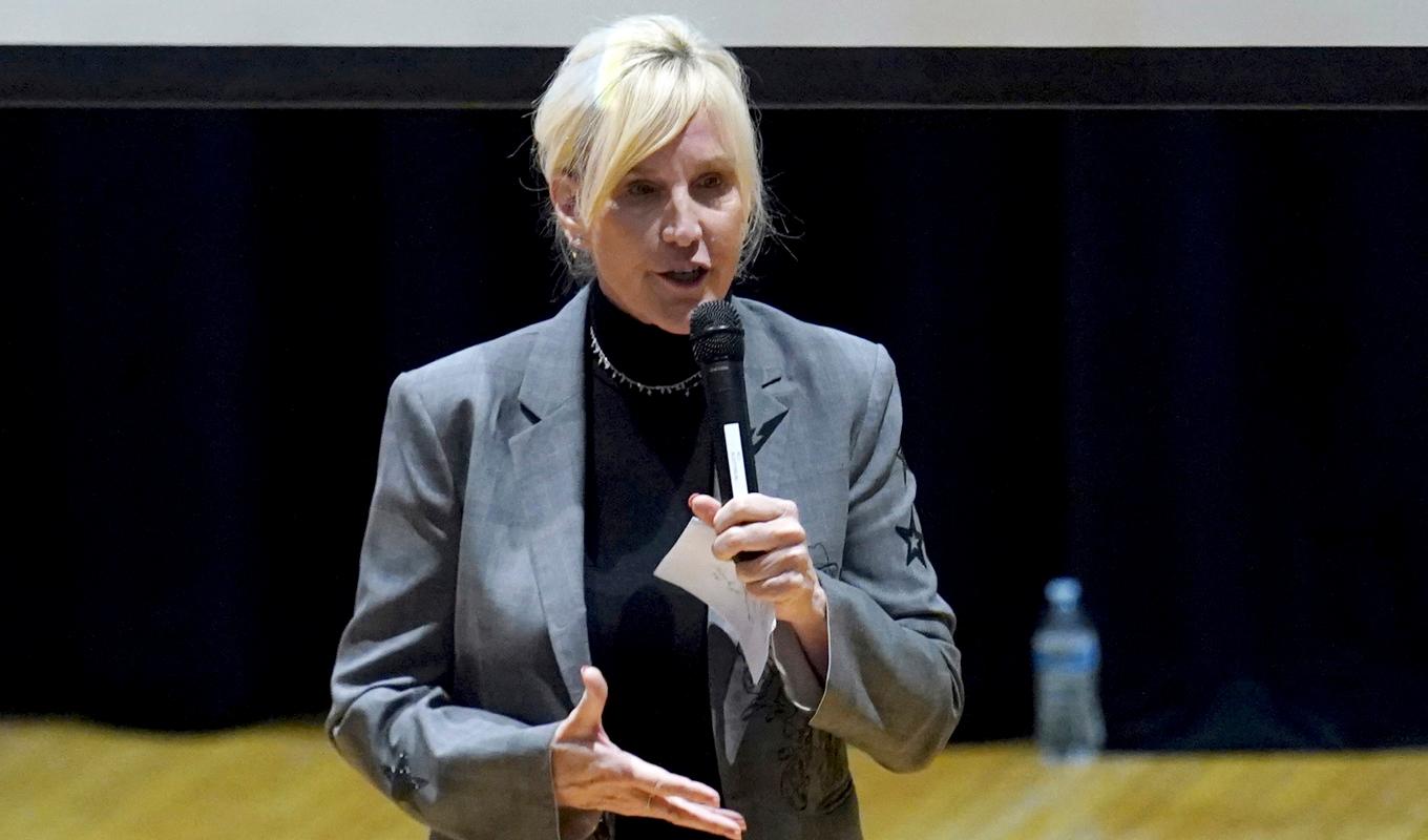 Miljöaktivisten Erin Brockovich träffade befolkningen i East Palestine under fredagen. Foto: Matt Freed AP/TT