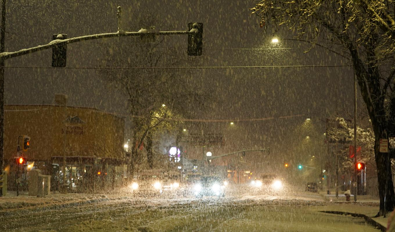 Snön faller över Redding i Kalifornien. Foto: Hung T. Vu/AP/TT