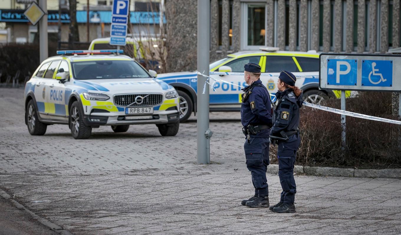 Magnus Andersson/TTPolis och avspärrning utanför polishuset i Norrköping efter att en person skadats av "ett vasst tillhygge", enligt polisen.