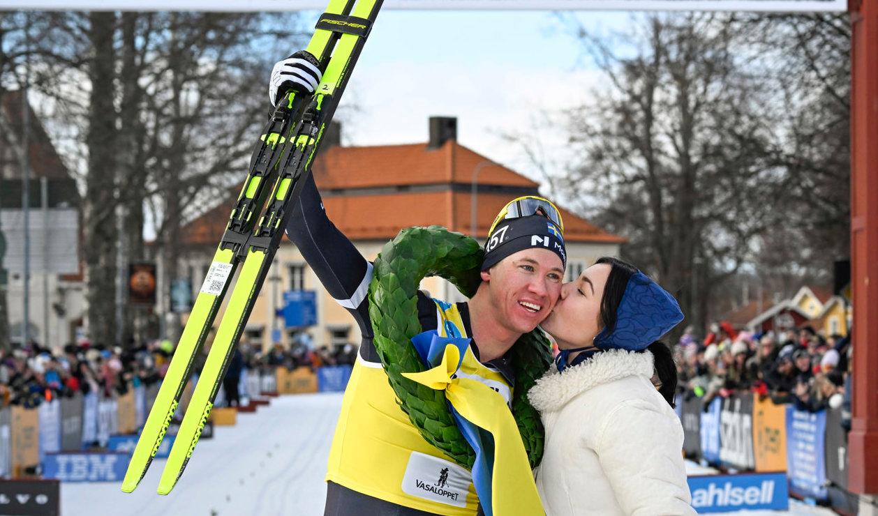 Sveriges Emil Persson vinner Vasaloppet. Här vid målgången med kranskullan Alice Larsson. Foto: Ulf Palm/TT