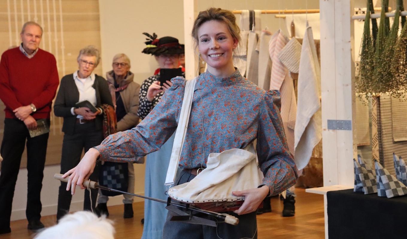 Frida Persson arbetar på Stensjö by en bit norr om Oskarshamn. Här visar hon upp verktyget såfiol, som förr användes vid linsådden. Foto: Anton Nilsson