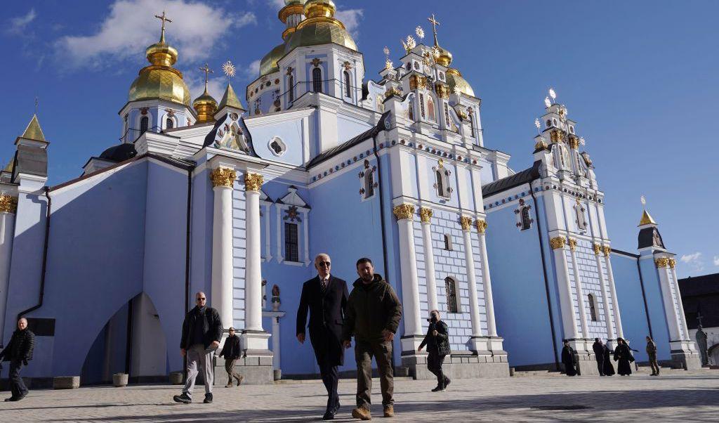 USA:s president, Joe Biden, gjorde ett oaviserat besök i Ukrainas huvudstad, Kiev. Resan sker fyra dagar innan årsdagen av Rysslands invasion av landet. Foto: DIMITAR DILKOFF/AFP via Getty Images