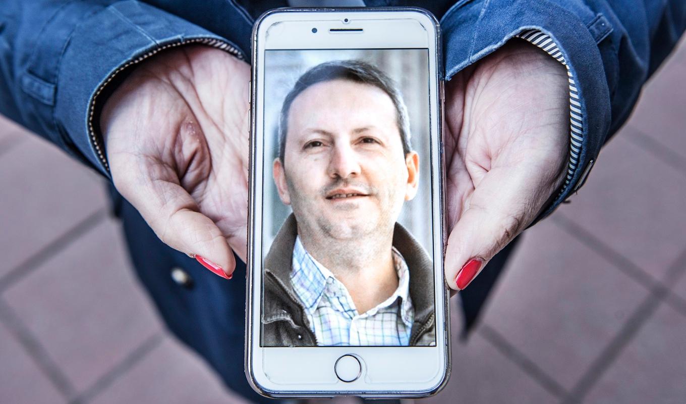 Vida Mehranna, gift med den dödsdömde svenske KI-forskaren Ahmadreza Djalali, visar upp en bild på sin man. Foto: Tomas Oneborg/SvD/TT