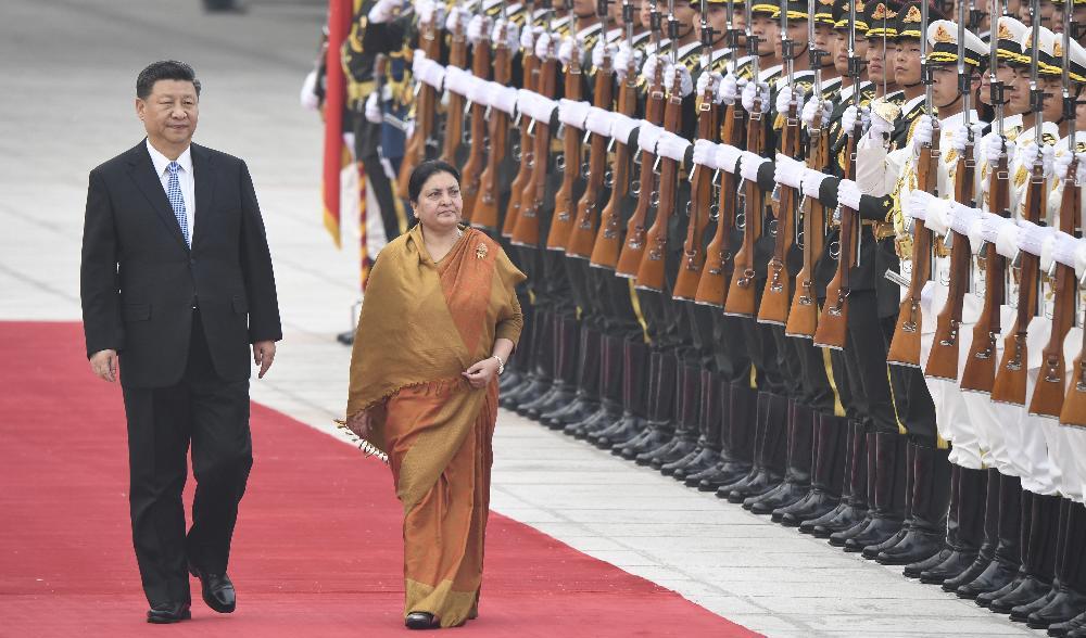 Nepals president Bidhya Devi Bhandar (t.h.) och Kinas ledare Xi Jinping granskar hedersvakten under en välkomstceremoni i Folkets stora sal i Peking, i april 2019. Foto: Madoka Ikegami/Pool/Getty Images
