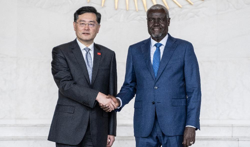 Kinas utrikesminister Qin Gang och Moussa Faki, ordförande för Afrikanska unionens (AU) kommission, möts i Addis Abeba, Etiopien, den 11 januari. Foto: Amanuel sileshi/AFP via Getty Images