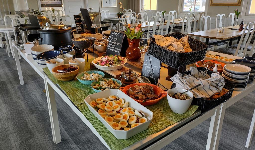 Lunchbuffé på min favoritrestaurang i Båstad. Jag var först på plats för att smörja kråset. Foto: Emil Almberg
