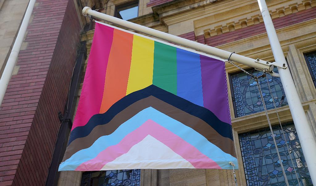 En hbtq-flagga framför en engelsk bokhandel i London. Wales följer nu i Skottlands fotspår med förslag på en omfattande ny hbtq-lag. Foto: Edward smith/Getty Images