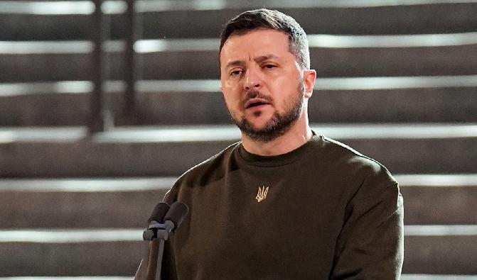 Volodymyr Zelenskyj, Ukrainas president sedan 2019, talar i det brittiska parlamentet den 8 februari. Foto: Stefan Rousseau/Pool/AFP via Getty Images