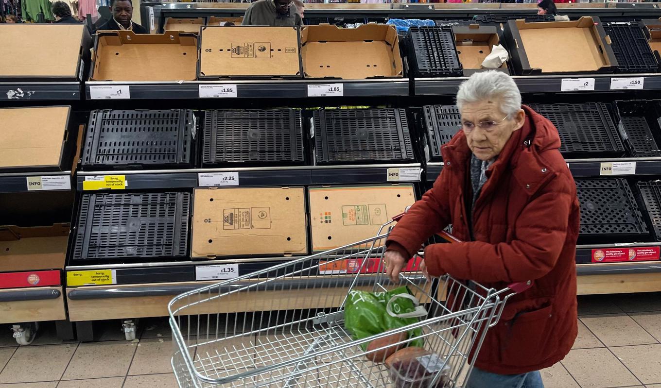 Grönsakshyllor gapar tomma i en brittisk livsmedelsaffär på grund av varubrist. Nu föreslår forskare att ransonering kan vara bra för klimatet. Foto: Daniel Leal/AFP via Getty images