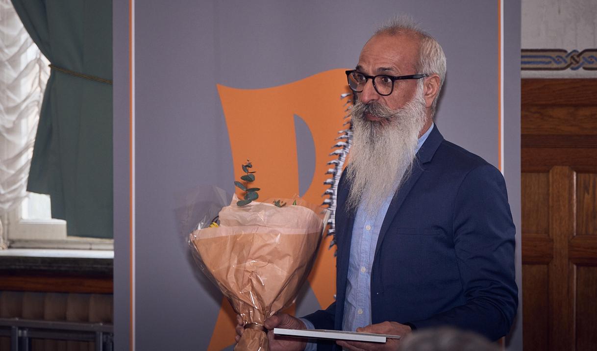 Ghazi Pirmosa i samband med att han tilldelades ”Ryggraden – civilkuragepriset till minne av Fredrik D. Andersson” den 30 mars 2023 i Stockholm. Foto: Johan Landquist