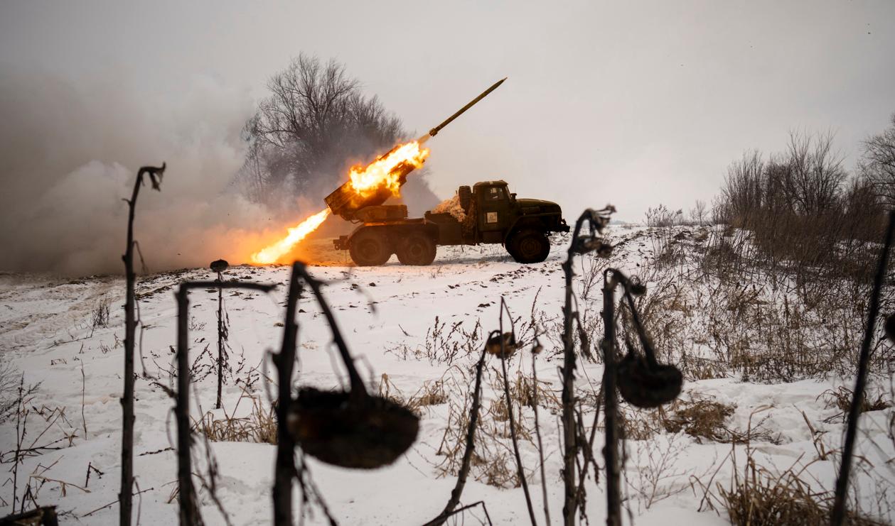 Ukrainsk militär avfyrar raketer mot ryska styrkor i Charkivprovinsen. Arkivbild. Foto: Vadim Ghirda/AP/TT
