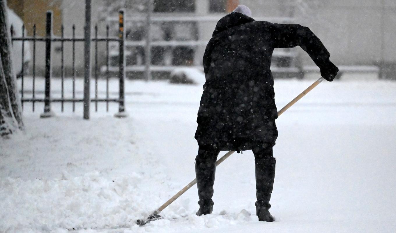 Det väntas bli uppemot 25 centimeter snö i delar av Sydsverige när ett snöoväder drar in på tisdagen. Arkivbild. Foto: Janerik Henriksson/TT