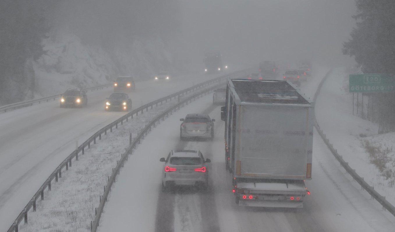 E20 norr om Göteborg på tisdagsmorgonen. SMHI varnar för snö och stark vind under dagen. Foto: Adam Ihse/TT