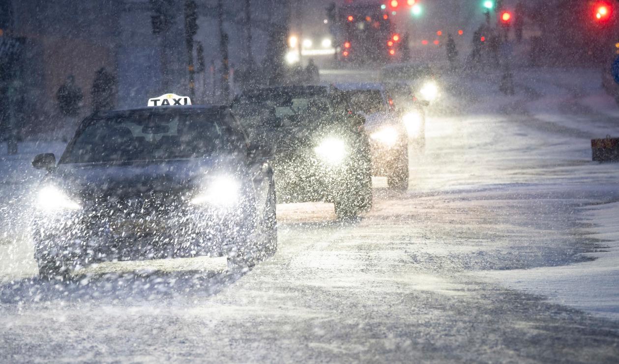 Blåsigt och snöfall i Stockholm på tisdagskvällen. Foto: Fredrik Sandberg/TT