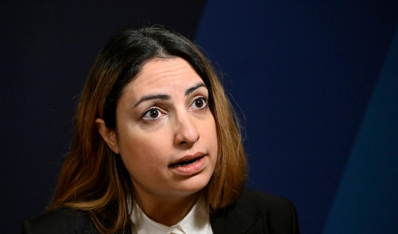 Vänsterpartiets partiledare Nooshi Dadgostar vill se ett liknande pristak på matpriser som införts i Frankrike. Arkivbild. Foto: Jonas Ekströmer/TT