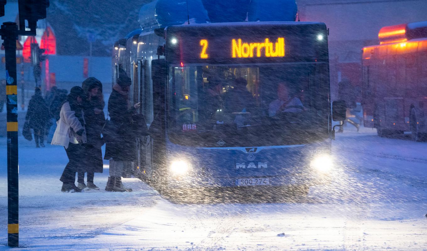 Stockholmare hukade i snö och blåst vid Slussen när snöovädret nådde huvudstaden på tisdagen. Foto: Fredrik Sandberg /TT