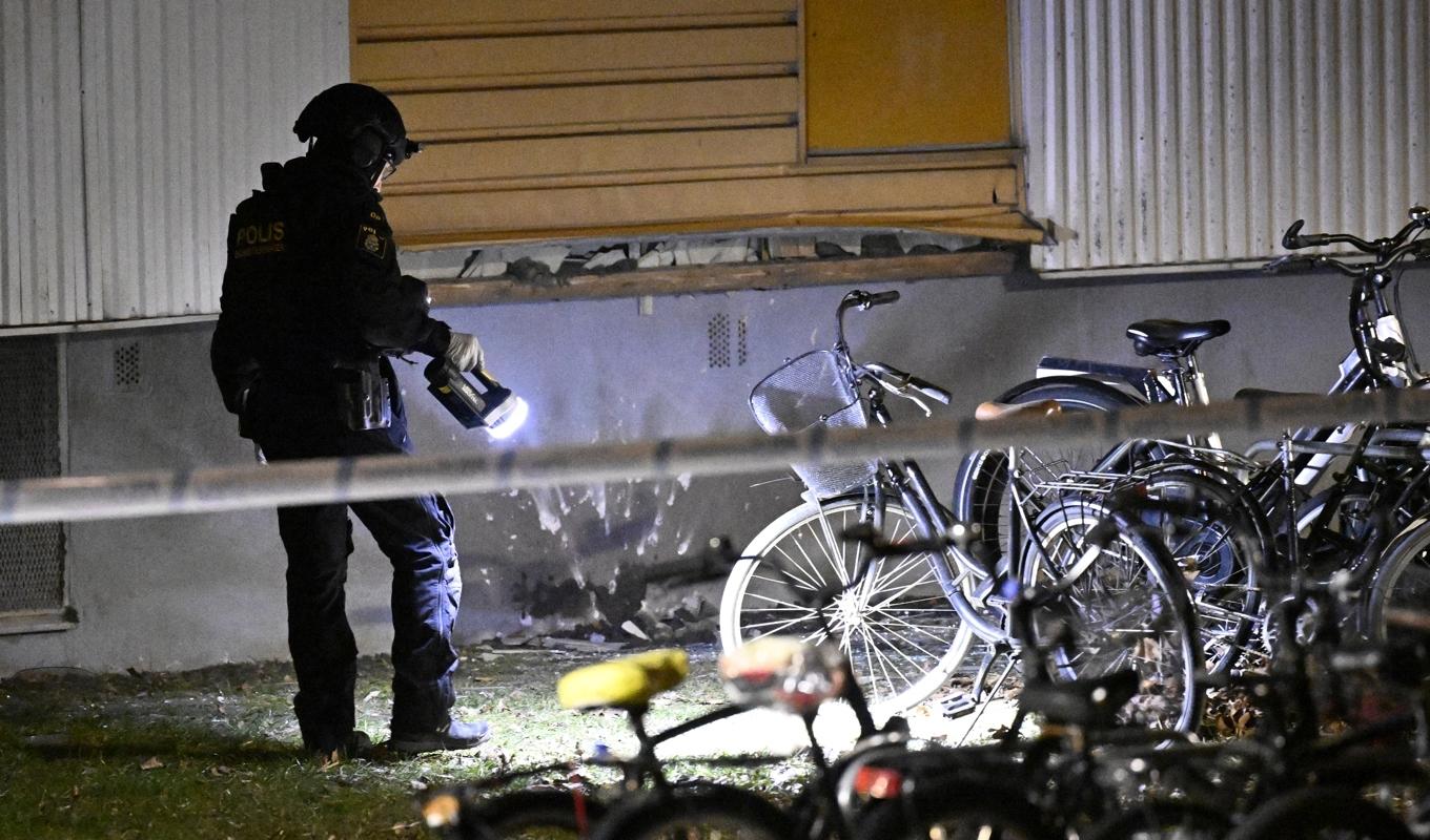 Polisens bombtekniker på plats på Rosengård i Malmö efter en detonation vid en fasad natten till lördagen. Foto: Johan Nilsson/TT