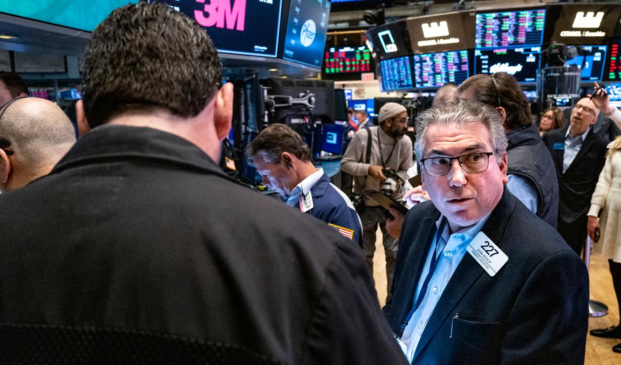 Mäklarna på Wall Street genomlevde en turbulent måndag till följd av den amerikanska bankkrisen. Foto: Craig Ruttle/AP/TT