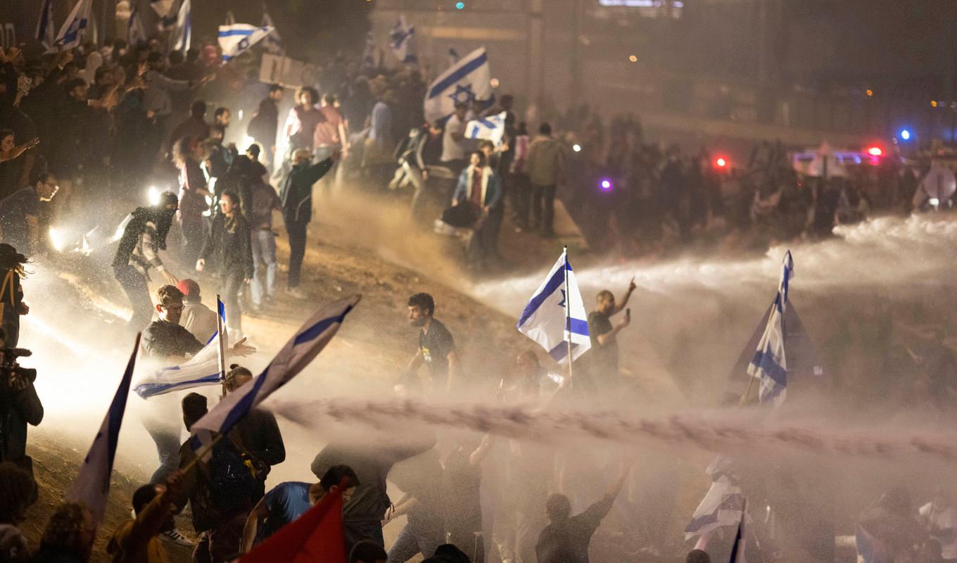 Israelisk polis använde bland annat vattenkanoner för att skingra demonstranter natten till måndagen. Foto: Oren Ziv/AP/TT
