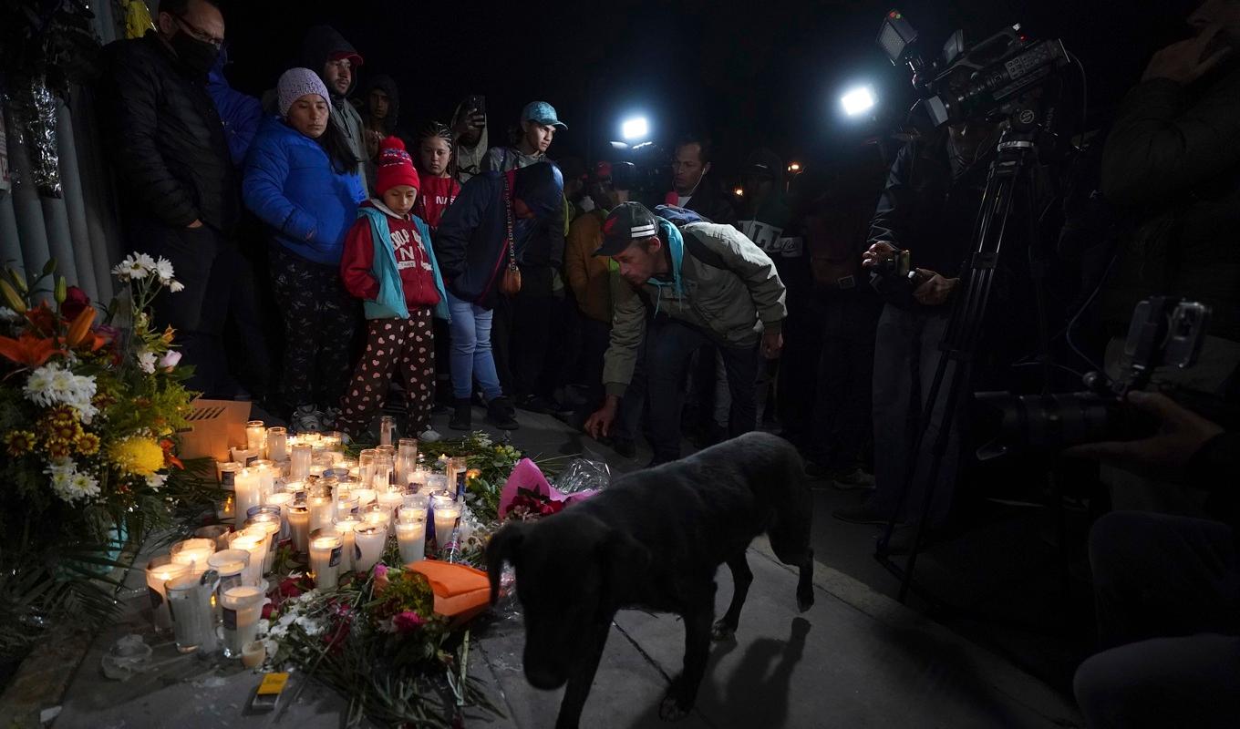 Människor tänder ljus under en vaka för offren som omkom i branden på migrationsförvaret i staden Ciudad Juárez, nära gränsen till Texas, USA. Foto: Fernando Llano/AP/TT