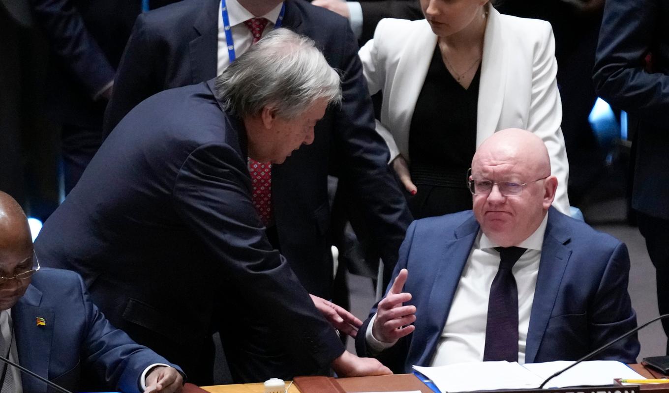 FN:s generalsekreterare António Guterres talar med Rysslands FN-sändebud Vasilij Nebenzia inför ett möte med säkerhetsrådet förra helgen. Foto: Seth Wenig/AP/TT