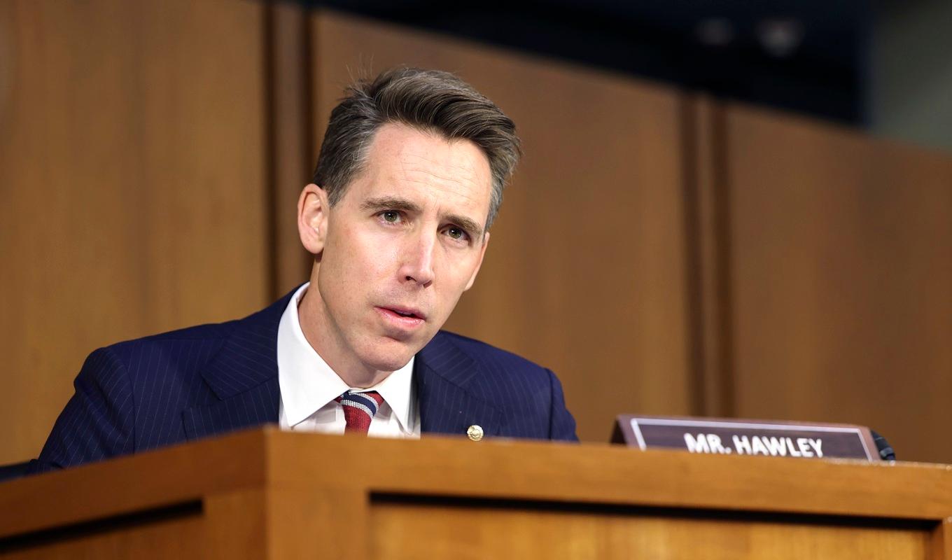 På bilden syns den republikanske senatorn Josh Hawley i kongressbyggnaden Kapitolium i den amerikanske huvudstaden Washington DC den 13 september 2022. Foto: Kevin Dietsch/Getty Images