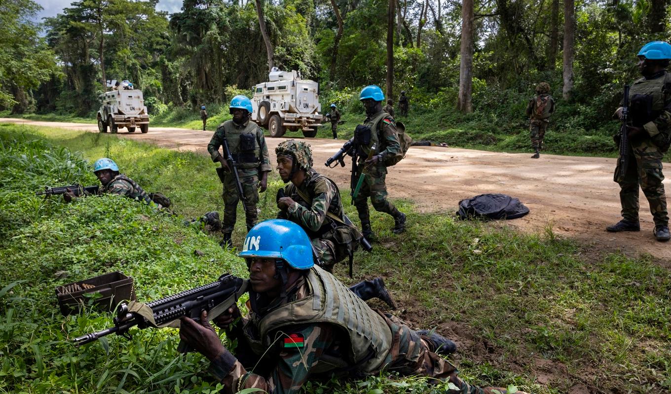 På bilden syns soldater från kongolesiska armén och FN-trupper efter att IS-terrorister attackerat två fordon mellan Beni och den ugandiska gränsstaden Kasindi den 9 april 2021. Foto: Brent Stirton/Getty Images