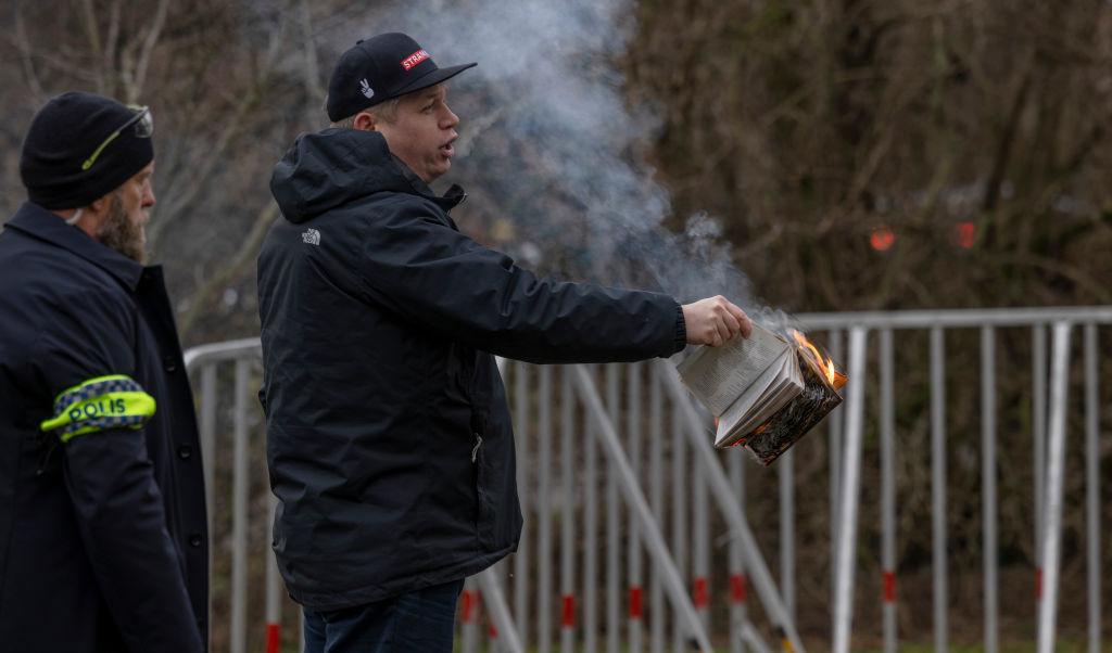 Rasmus Paludan bränner koranen utanför turkiska ambassaden den 21 januari i år. Foto: Jonas Gratzer/Getty Images