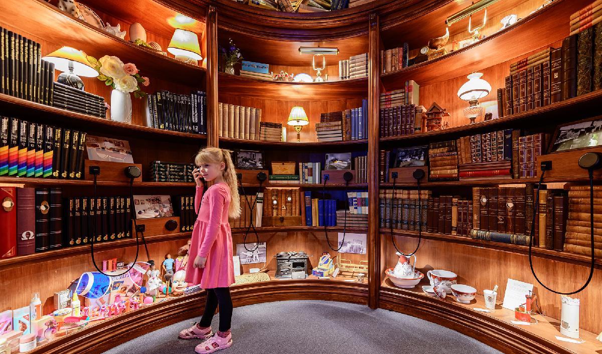Tidsvalvet vid Nordiska museet påminner om Harry Potters magiska värld. Historia kan öppna dörrar till vidunderliga platser och epoker. Foto: Tobias Ackeborn/Nordiska museet