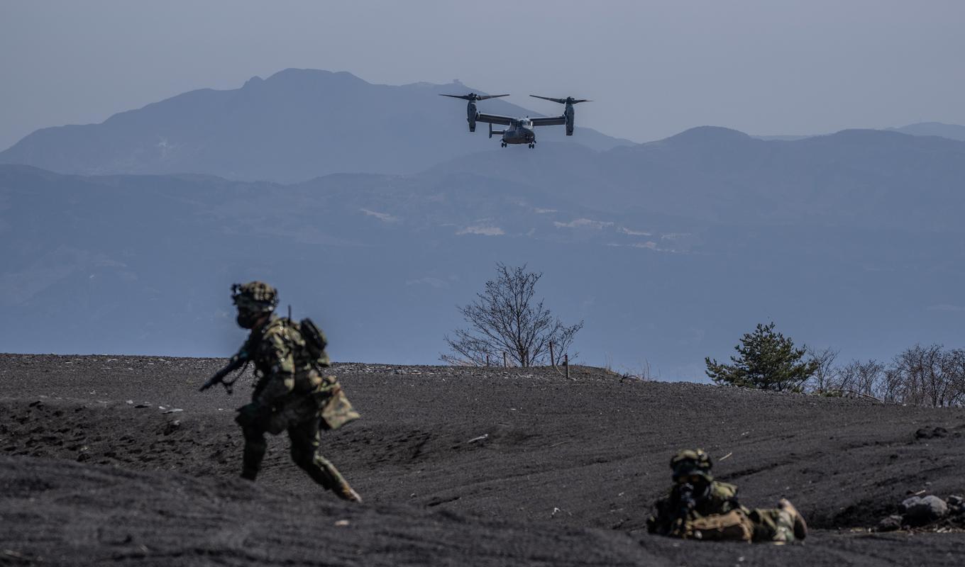 Amerikanskt tiltrotorflygplan kommer in för landning vid en gemensam övning med en japansk amfibiebrigad i mars 2022, Gotemba, Japan.vFoto: Carl Court/Getty Images