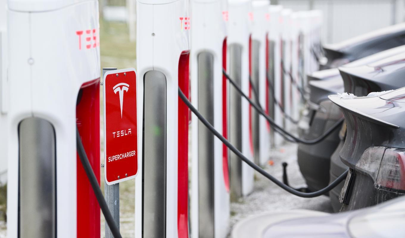 I Tyskland har bilindustrin uppfunnit en metod att tillverka syntetiskt bränsle vilket när förhoppningar om att deras stora prestigebilar inte ska bli omkörda av Elon Musks Teslor. Foto: Henrik Montgomery/TT