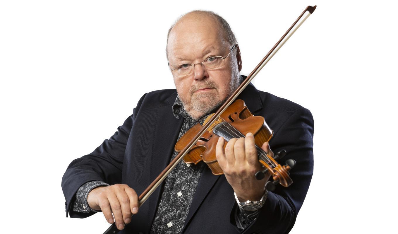 Kalle Moraeus är uppvuxen i Orsa i Dalarna i en musikerfamilj där det spelades folkmusik och annan musik dag som natt. Foto: Kola Produktion